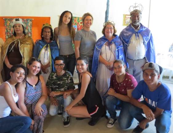 Os estudantes da Escola Estadual Newton Amaral, em Betim, na região metropolitana de Belo Horizonte, entrevistaram pessoas mais antigas da comunidade no entorno e também conheceram a cultura da Folia de Reis; objetivo é que eles tenham conteúdo e conhecimento suficiente para escrever sobre o tema da competição: Os estudantes da Escola Estadual Newton Amaral, em Betim, na região metropolitana de Belo Horizonte, entrevistaram pessoas mais antigas da comunidade no entorno e também conheceram a cultura da Folia de Reis; objetivo é que eles tenham conteúdo e conhecimento suficiente para escrever sobre o tema da competição: